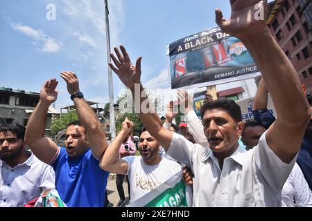 Srinagar, India. 26 giugno 2024. Membri del Jammu e del Kashmir India Youth Congress che tengono cartelli e gridano slogan contro il governo durante una protesta al quartier generale del partito sulla fila del NEET. (Foto di Mubashir Hassan/Pacific Press) credito: Pacific Press Media Production Corp./Alamy Live News Foto Stock