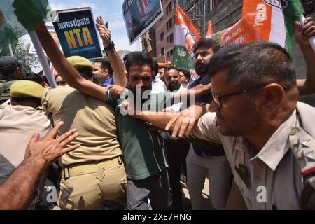 Srinagar, India. 26 giugno 2024. Membri del Jammu e del Kashmir India Youth Congress che tengono cartelli e gridano slogan contro il governo durante una protesta al quartier generale del partito sulla fila del NEET. (Foto di Mubashir Hassan/Pacific Press) credito: Pacific Press Media Production Corp./Alamy Live News Foto Stock