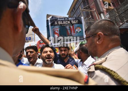 Srinagar, India. 26 giugno 2024. Membri del Jammu e del Kashmir India Youth Congress che tengono cartelli e gridano slogan contro il governo durante una protesta al quartier generale del partito sulla fila del NEET. (Foto di Mubashir Hassan/Pacific Press) credito: Pacific Press Media Production Corp./Alamy Live News Foto Stock