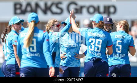 Chester le Street, Regno Unito. 26 giugno 2024. #39, Natalie Sciver-Brunt, Charlie Dean, che ha appena reclamato il suo quarto wicket durante il Metro Bank Womens ODI match tra England Women e New Zealand Women a Seat Unique Riverside, Chester-le-Street, Regno Unito, il 26 giugno 2024. Foto di Stuart Leggett. Solo per uso editoriale, licenza richiesta per uso commerciale. Non utilizzare in scommesse, giochi o pubblicazioni di singoli club/campionato/giocatori. Crediti: UK Sports Pics Ltd/Alamy Live News Foto Stock