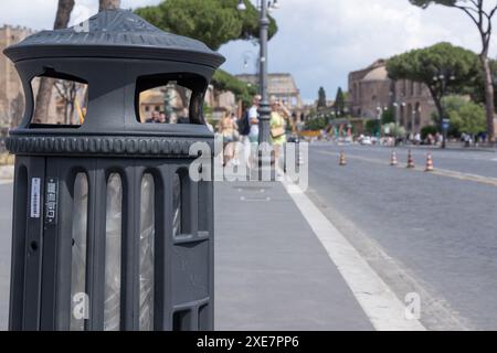 Roma, Italia. 25 giugno 2024. I nuovi contenitori per rifiuti in via dei fori Imperiali a Roma (immagine di credito: © Matteo Nardone/Pacific Press via ZUMA Press Wire) SOLO PER USO EDITORIALE! Non per USO commerciale! Foto Stock