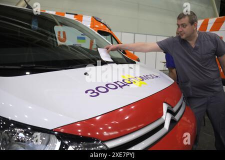 KIEV, UCRAINA - 22 GIUGNO 2024 - Un'auto Zoodopomoha è raffigurata durante l'evento del giorno dell'adozione presso il Centro esposizioni Internazionale di Kiev, capitale dell'Ucraina. Foto Stock