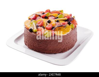 Torta al cioccolato con frutti di bosco decorati e frutta sul piatto Foto Stock