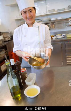 La preparazione di Tartara di salmone. Luis Irizar scuola di cucina. Donostia, Gipuzkoa, Paesi Baschi Foto Stock