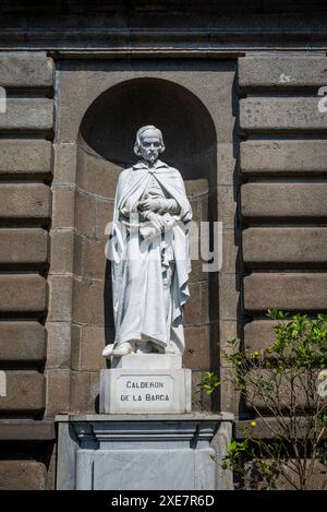 Statua di Pedro Calderón de la barca, Teatro Nazionale della Costa Rica, San Jose, Costa, Rica Foto Stock