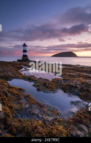 Alba sul faro di Penmon Point, Anglesey, Galles del Nord, Regno Unito. Autunno (settembre) 2017. Foto Stock