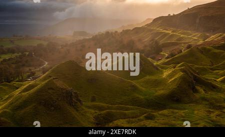 Alba sulla scarpata di Llangattock nel Parco Nazionale dei Brecon Beacons, Powys, Galles. Autunno (ottobre) 2017. Foto Stock