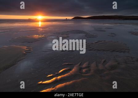 Splendida luce del tramonto sulla spiaggia di Constantine Bay, nella Cornovaglia settentrionale, in Inghilterra. Estate (luglio) 2018. Foto Stock