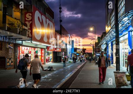 Gente che fa shopping in una delle principali strade pedonali nel centro di San Jose, Costa, Rica Foto Stock