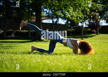 Nature's Gym: Una donna di mezza età si impegna nel fitness ipopressivo Foto Stock