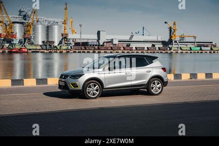 silver SEAT Arona parcheggiata lungo il molo nel porto marittimo. Vista frontale di tre quarti del crossover in berlina spagnola. Foto Stock