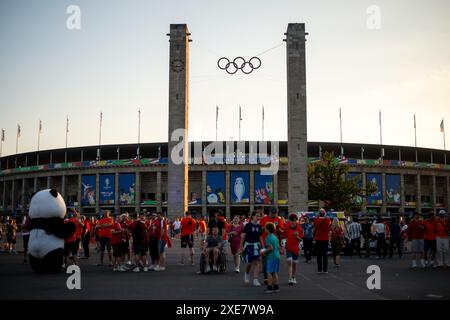 Symbolbild / Themenfoto Olympiastadion Berlin, Fans von Oesterreich und der Niederlande, dahinter Branding / Logo der EM mit Pokal auf der Fassade und Olympische Ringe am Turm vor dem Stadion, GER, Paesi Bassi (NED) vs Austria (AUT), Fussball Europameisterschaft, UEFA EURO 2024, Gruppe D, 3. Spieltag, 25.06.2024 foto: Eibner-Pressefoto/Michael Memmler Foto Stock