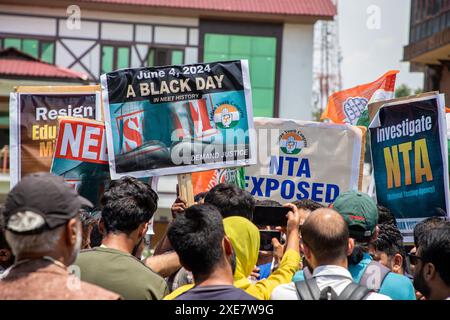 Srinagar, India. 26 giugno 2024. I lavoratori del partito del Congresso Nazionale della Gioventù indiana del Jammu e del Kashmir tengono striscioni mentre protestano contro una presunta truffa negli esami medici nazionali NEET, che sono detenuti dall'Agenzia Nazionale di test (NTA). Protestano contro le irregolarità del governo e le fughe di carta, insieme a un forte aumento della lista dei meriti del prestigioso esame, in cui 67 studenti senza precedenti stanno segnando il 100% nella storia dell'agenzia di test. Credito: SOPA Images Limited/Alamy Live News Foto Stock