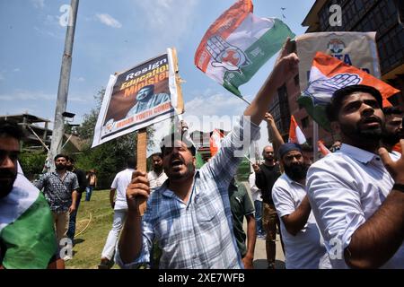 Srinagar, Jammu e Kashmir, India. 26 giugno 2024. Membri del Jammu e del Kashmir India Youth Congress che tengono cartelli e gridano slogan contro il governo durante una protesta al quartier generale del partito sulla fila del NEET. (Credit Image: © Mubashir Hassan/Pacific Press via ZUMA Press Wire) SOLO PER USO EDITORIALE! Non per USO commerciale! Foto Stock