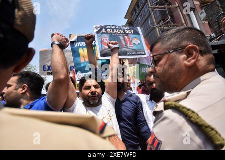 Srinagar, Jammu e Kashmir, India. 26 giugno 2024. Membri del Jammu e del Kashmir India Youth Congress che tengono cartelli e gridano slogan contro il governo durante una protesta al quartier generale del partito sulla fila del NEET. (Credit Image: © Mubashir Hassan/Pacific Press via ZUMA Press Wire) SOLO PER USO EDITORIALE! Non per USO commerciale! Foto Stock