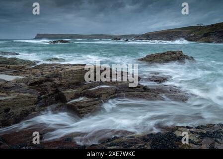 Mari tempestosi che guardano verso Pentire Point, Padstow, Cornovaglia, Inghilterra. Estate (agosto) 2018. Foto Stock