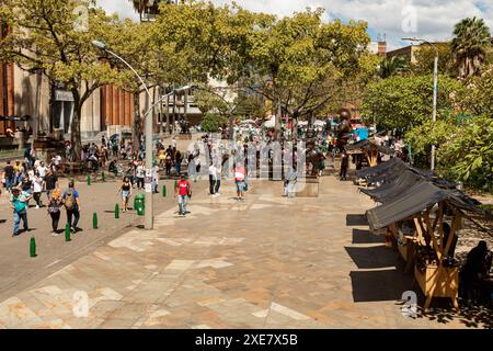 Vista sulla strada della vita quotidiana della gente comune in Plaza Botero - Medellin, dipartimento di Antioquia Colombia Foto Stock