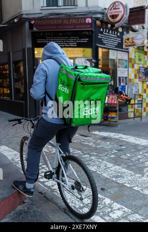 Siviglia, Spagna. 4 febbraio 2024 - Uber Eats consegna ciclista sulle strade storiche della città vecchia di Siviglia Foto Stock