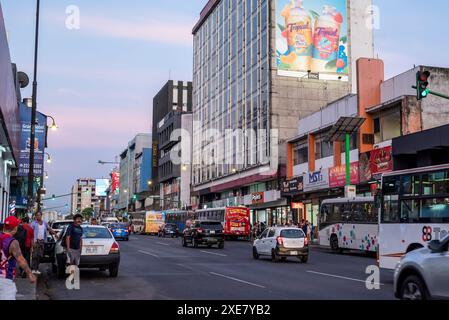 Una delle principali arterie stradali nel centro di San Jose, Costa Rica Foto Stock