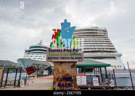 Tortola Pier Park: Un'oasi marittima di shopping, ristoranti e splendore sul mare nel cuore delle Isole Vergini britanniche Foto Stock