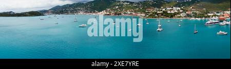 Servizi sul mare: Il vivace porto di Charlotte Amalie accoglie piccole barche e turisti a St. Thomas, Isole Vergini americane Foto Stock