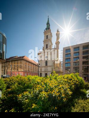 Budapest, Ungheria. Il paesaggio urbano di Budapest, con ampio angolo, intorno alla chiesa di sant'Anna in piazza Szervita. Foto Stock