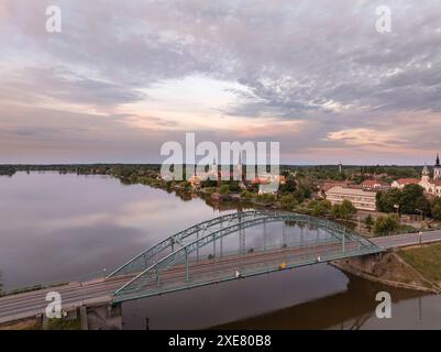 La vista aerea della città di Rackeve e della città di Brdige includeva le chiese, il piccolo fiume Danubio e un'isola. Foto Stock