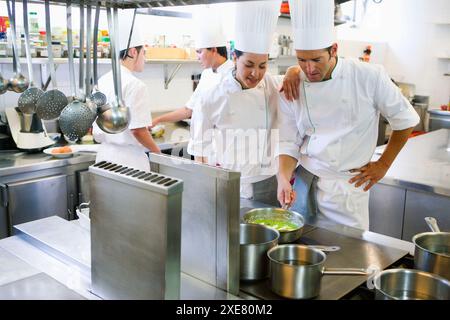 Per la cottura i piselli e gli asparagi. Luis Irizar scuola di cucina. Donostia, Gipuzkoa, Paesi Baschi Foto Stock