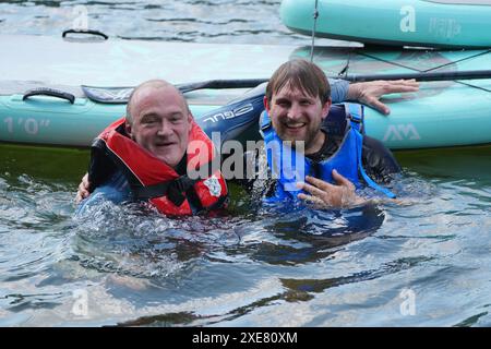 Il leader liberal democratico Sir ed Davey (a sinistra) e il candidato parlamentare locale Freddie van Mierlo dopo essere caduto dai loro paddleboard durante una visita a Streatley, Berkshire, mentre era sulla pista elettorale generale. Data foto: Mercoledì 26 giugno 2024. Foto Stock