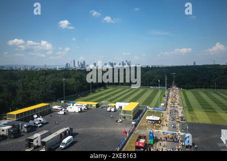 Francoforte, Germania. 26 giugno 2024. Francoforte, Germania, 26 giugno 2024 FRANCOFORTE, GERMANIA - 26 GIUGNO: i tifosi della Slovacchia e della Romania si recano allo stadio, con lo skyline di Francoforte visibile sullo sfondo, prima della partita del gruppo e del Campionato europeo di calcio 2024 tra Slovacchia e Romania all'Arena di Francoforte il 26 giugno 2024 a Francoforte, Germania. (Foto di Dan o' Connor/ATPImages) Dan o' Connor (Dan o' Connor/ATP Images/SPP) crediti: SPP Sport Press Photo. /Alamy Live News Foto Stock