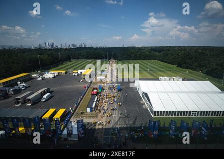 Francoforte, Germania. 26 giugno 2024. Francoforte, Germania, 26 giugno 2024 FRANCOFORTE, GERMANIA - 26 GIUGNO: i tifosi della Slovacchia e della Romania si recano allo stadio, con lo skyline di Francoforte visibile sullo sfondo, prima della partita del gruppo e del Campionato europeo di calcio 2024 tra Slovacchia e Romania all'Arena di Francoforte il 26 giugno 2024 a Francoforte, Germania. (Foto di Dan o' Connor/ATPImages) Dan o' Connor (Dan o' Connor/ATP Images/SPP) crediti: SPP Sport Press Photo. /Alamy Live News Foto Stock