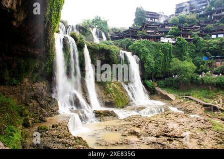 Paesaggi urbani edifici storici o patrimonio architettonico antico di Furong Zhen Tujia antica città e paesaggio cascata Wangcun Pubu per cinese Foto Stock