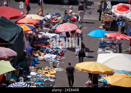 Mercato delle pulci di Alfama visto dal tetto del Pantheon Nazionale. Lisbona. Portogallo Foto Stock