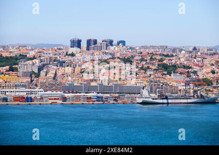 LISBONA, PORTOGALLO - 02 LUGLIO 2016: Vista della capitale di Lisbona sulla riva destra del fiume Tago. Lisbona. Portogallo Foto Stock