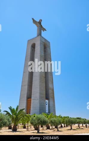 LISBONA, PORTOGALLO - 02 LUGLIO 2016: Santuario di Cristo Re affacciato su Lisbona. Monumento cattolico eretto come appello a Dio per liberare il Portogallo Foto Stock