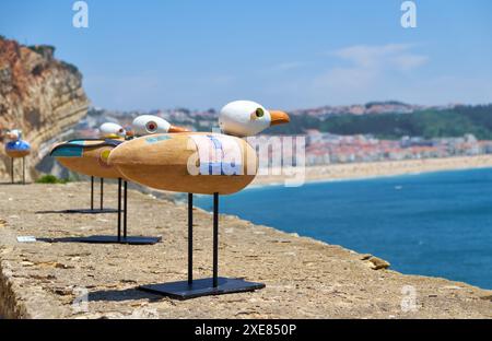 Installazione artistica di gabbiani seduti sul parapetto del faro di Nazare. Nazista. Portogallo Foto Stock