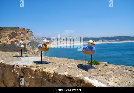 Installazione artistica di gabbiani seduti sul parapetto del faro di Nazare. Nazista. Portogallo Foto Stock