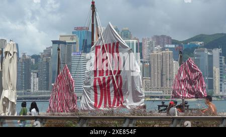 Hong Kong. 26 giugno 2024. In questa foto, la nave Dior salpa nel porto di Victoria, Hong Kong. (Foto di Serene Lee/SOPA Images/Sipa USA) *** esclusivamente per notizie editoriali *** credito: SIPA USA/Alamy Live News Foto Stock