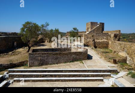 Vista sul cortile interno del Castello di Mertola. Mertola. Portogallo Foto Stock