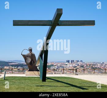 Lisbona, Portogallo - Luglio 02, 2016: la statua della Vergine Maria e orizzontale di Cruz Alta di fronte al Santuario di Cristo Re con i capi di Lisbona Foto Stock