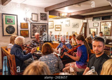 Gruppo musicale celtico in un pub Foto Stock