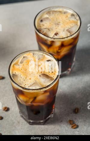 Caffè americano freddo in un bicchiere con ghiaccio Foto Stock