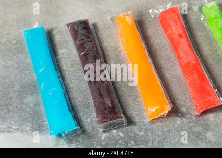 Posacchette congelate colorate con anguria al calce e ciliegia Foto Stock