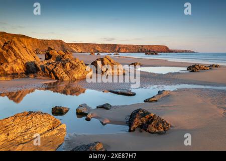 Luce del sole in tarda serata su una deserta Marloes Sands, Pembrokeshire, Galles. Primavera (marzo) 2019. Foto Stock