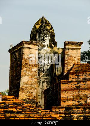 Statua del buddha in thailandia, foto digitale come sfondo Foto Stock