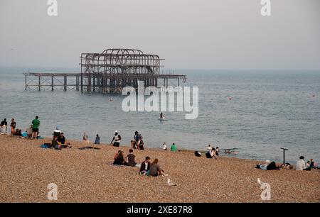 Folla di gente britannica che prende il sole, nuota e si rilassa sulla spiaggia d'estate. Tempo libero all'aperto Foto Stock