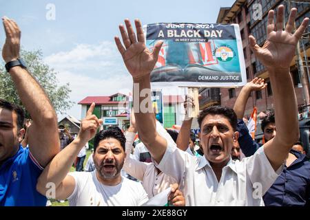 Srinagar, India. 26 giugno 2024. Membro del Jammu e del Kashmir Indian National Youth Congress i lavoratori del partito gridano slogan mentre protestano contro una presunta truffa negli esami medici nazionali NEET, che sono tenuti dalla National Testing Agency (NTA). Protestano contro le irregolarità del governo e le fughe di carta, insieme a un forte aumento della lista dei meriti del prestigioso esame, in cui 67 studenti senza precedenti stanno segnando il 100% nella storia dell'agenzia di test. (Foto di Faisal Bashir/SOPA Images/Sipa USA) credito: SIPA USA/Alamy Live News Foto Stock