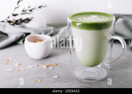 Latte matcha verde con pistacchi da vicino Foto Stock