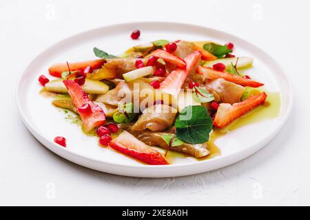 Pesce con fragole, pere e melograni in salsa Foto Stock