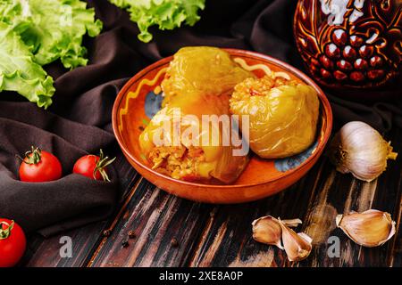 Peperoni al forno ripieni di carne, cipolle e riso Foto Stock